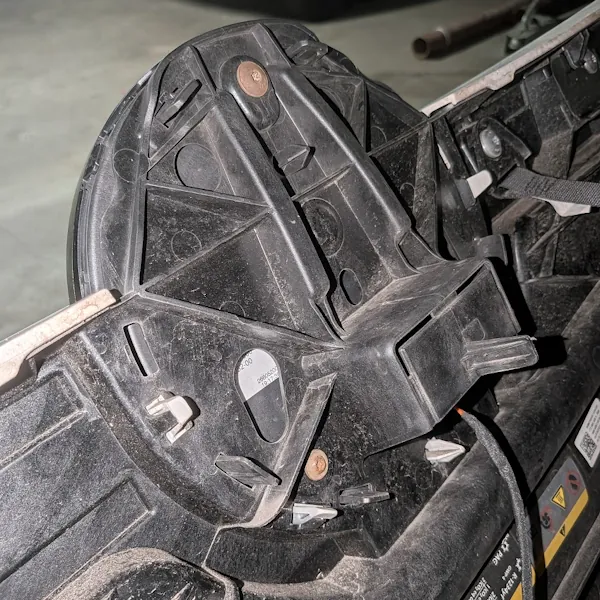 Montage des neuen Emblems